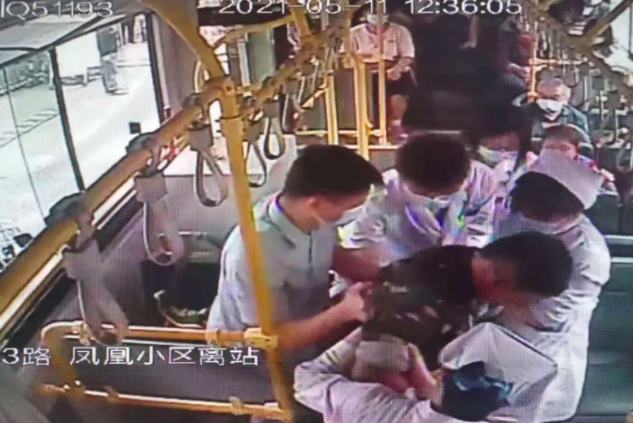 兩起愛心救助公交車內(nèi)突發(fā)疾病乘客的感人事跡，